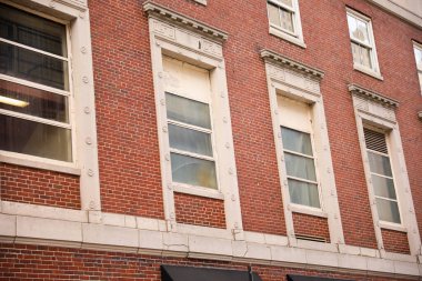 İki kırmızı pencereli tuğla ev