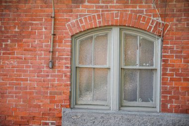 Pencereli ve panjurlu eski tuğla duvar