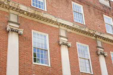 New York 'ta eski pencereli tuğla duvar