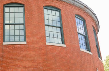 Binanın duvarındaki pencereler