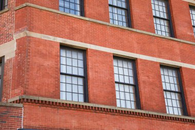 Binadaki eski tuğla pencereler