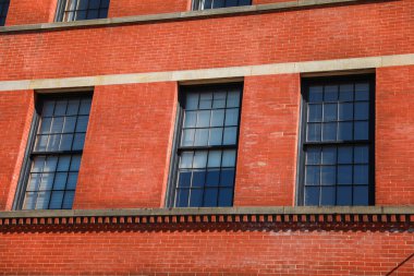 pencereler ve tuğla duvar