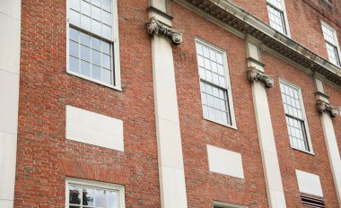 Londra 'daki eski bina. Tuğla ve taş duvar.