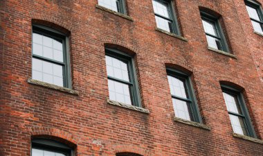 Binanın duvarındaki eski pencereler