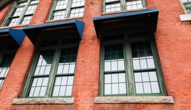 Pencereli eski tuğla bina