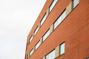 Duvarı tuğlalı modern apartman.