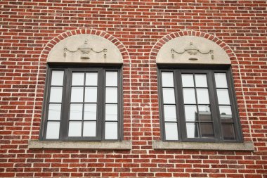 Binanın pencereleri ve panjurları