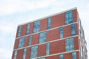 Mavi gökyüzü olan modern apartman