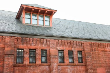 bir evin kırmızı çatısı