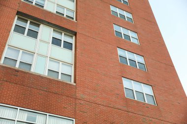 Beyaz pencereli tuğla bina