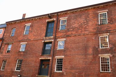 Londra 'daki eski tuğla bina.