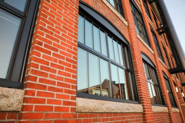 Pencereli yeni modern bina. modern apartman.