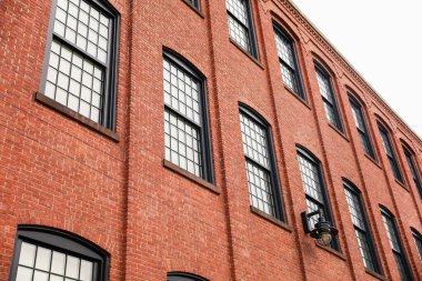 Windows ile tuğla bina.