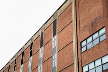 Pencereleri ve pencereleri olan tuğla bir duvar. yüksek kaliteli fotoğraf