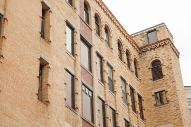 Şehirde penceresi olan eski tuğla bina