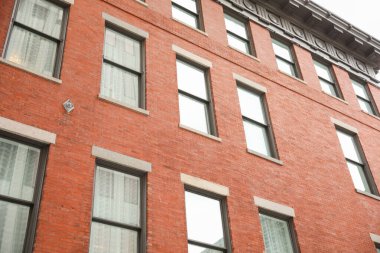 tuğla duvardaki pencereler