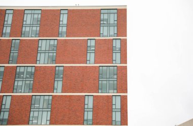 Kırmızı tuğlalı modern ofis binası