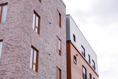 Yeni bir apartmanın şehrindeki modern apartmanlar.