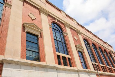 Barselona 'daki eski tuğla bina.