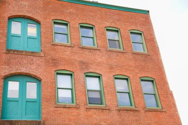 Eski tuğla evdeki pencereler.