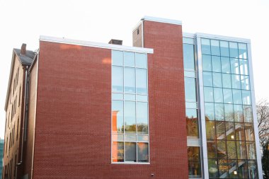 Modern bir binanın ön cephesi.