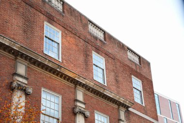 İngiltere Londra 'daki eski tuğla bina.