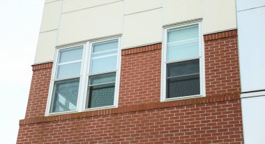 Windows bir tuğla duvar