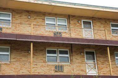 Eski bir binanın cephesi