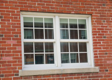 Pencereli eski kırmızı tuğla duvar