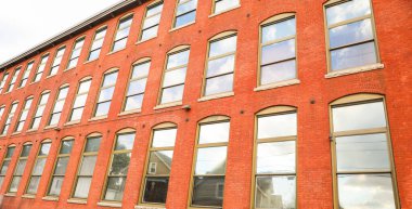 Suda yansıması olan tuğla bina