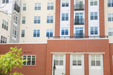 İki pencereli ve tuğladan duvarlı tuğla ev