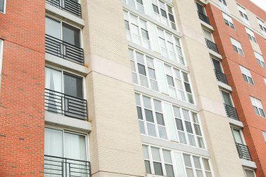 apartman ve tuğla bina