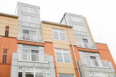 Şehrin yeni modern binası.