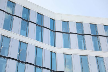 Modern ofis binası bir iş merkezinin şehir merkezinde. modern ve şirket tarzı