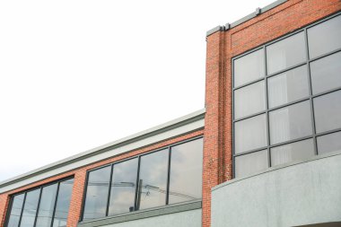 Pencereli modern ofis binası