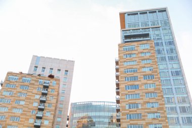 Mavi gökyüzü arkaplanlı modern binalar