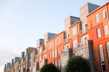 Gökyüzü açık bir günde modern apartman binaları.