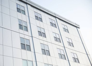 Modern binanın ön cephesi