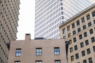Manhattan şehir merkezi pencereli ve sokak manzaralı modern bir bina.