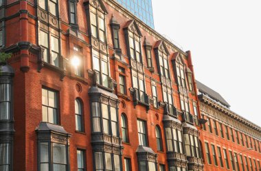 Boston şehir merkezinde pencereli tuğla bina, ABD