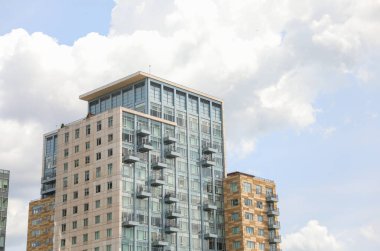 Mavi gökyüzü ve beyaz bulutlu modern bina