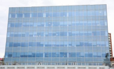 Yansımalı modern bina