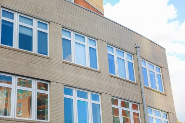 Pencereleri ve balkonları olan eski bir binanın ön cephesi