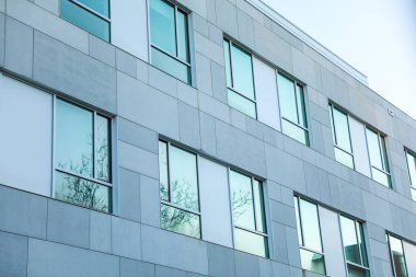 Çelik ve camdan yapılmış modern ofis duvarı. çelik ve cam.