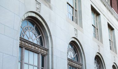 Pencereli eski tuğla duvar