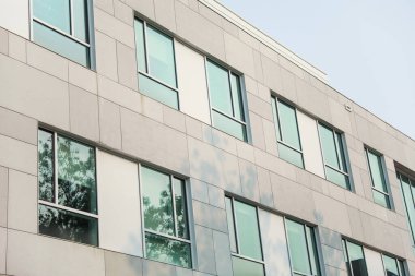 Ofisteki modern bina