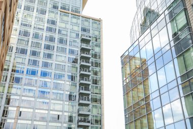 Yeni modern şehirde modern ofis binaları.