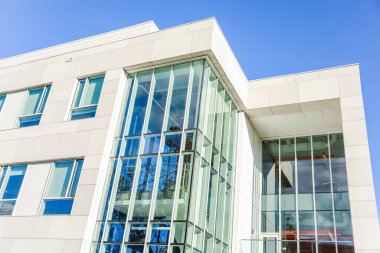 Mavi gökyüzü olan modern ofis binası