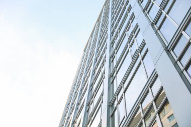 Mavi gökyüzü olan modern ofis binası