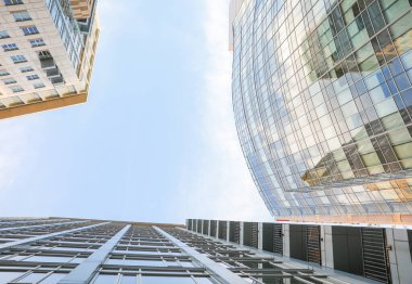 Taipei, Tayvan 'daki modern ofis binasının düşük açılı görüntüsü.